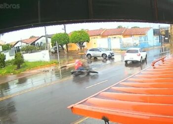 Capivara News TV: Motociclista derrapa em pista molhada e bate cabeça em roda de carro à frente