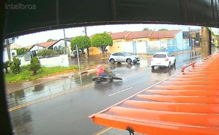 Capivara News TV: Motociclista derrapa em pista molhada e bate cabeça em roda de carro à frente