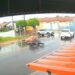Capivara News TV: Motociclista derrapa em pista molhada e bate cabeça em roda de carro à frente