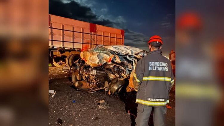 Identificadas três vítimas fatais de colisão entre carro e carreta na BR-267 entre Maracaju e Guia Lopes