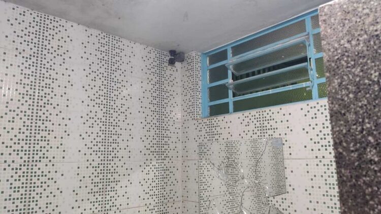 Alunas encontram câmera de monitoramento em banheiro das meninas em escola estadual da Capital