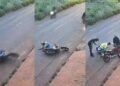Capivara News TV: Dois motociclistas caem e se machucam no mesmo buraco da Conde de Boa Vista no Santa Emília