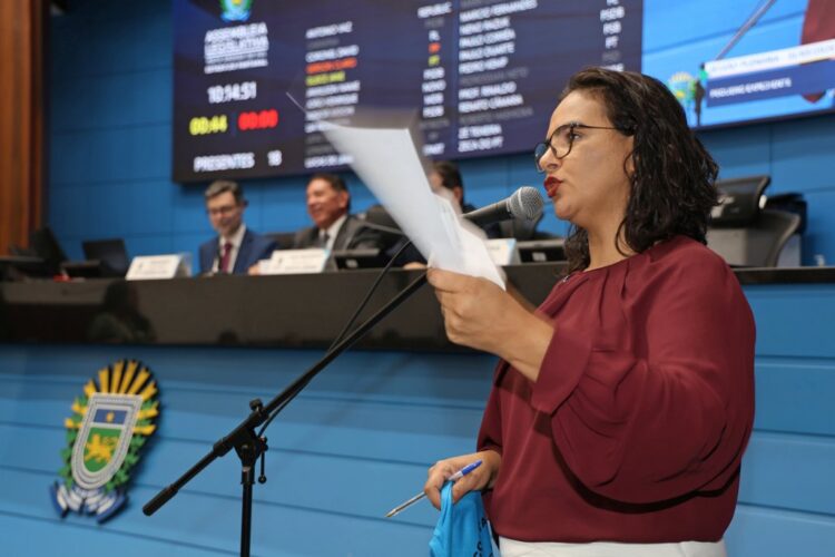 Deputada critica política salarial e pressiona Riedel sobre abandono dos servidores