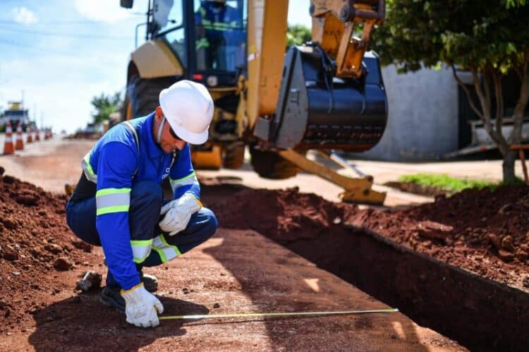 Semana inicia com implantação de rede de esgoto em cinco bairros da Capital