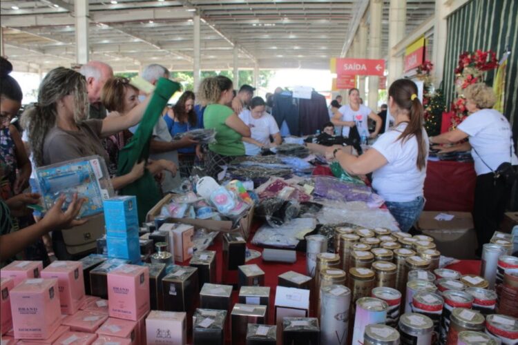 Bazar solidário tem perfumes, celulares, eletrônicos, bolsas e roupas em estacionamento de atacadista