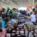 Bazar solidário tem perfumes, celulares, eletrônicos, bolsas e roupas em estacionamento de atacadista