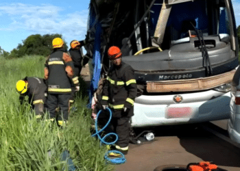 Duas passageiras de ônibus morrem em colisão com carreta na BR-267 em Nova Alvorada do Sul
