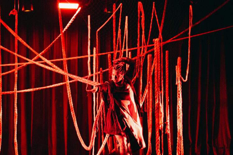 Afrofuturismo em cena: Ariane Nogueira apresenta solo ´Código Genético´ nesta sexta