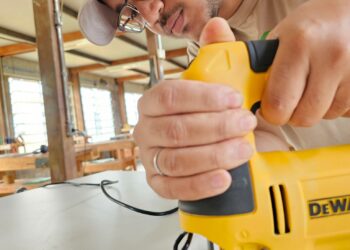 Projeto social ensina marcenaria e prepara jovens para o mercado de trabalho