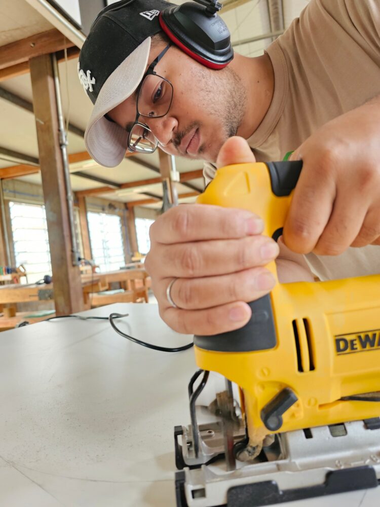 Projeto social ensina marcenaria e prepara jovens para o mercado de trabalho