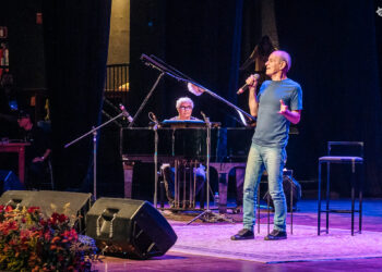 Palestra-show de Ney Matogrosso transforma abertura do FestJuv em experiência de arte viva