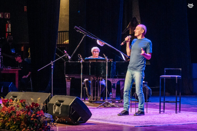 Palestra-show de Ney Matogrosso transforma abertura do FestJuv em experiência de arte viva