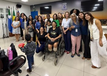 Mães atípicas terão acesso a fraldas, dietas e atendimento para filhos garantidos graças a emenda de Camila Jara