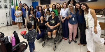 Mães atípicas terão acesso a fraldas, dietas e atendimento para filhos garantidos graças a emenda de Camila Jara