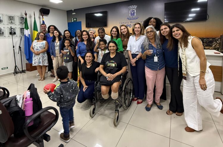 Mães atípicas terão acesso a fraldas, dietas e atendimento para filhos garantidos graças a emenda de Camila Jara