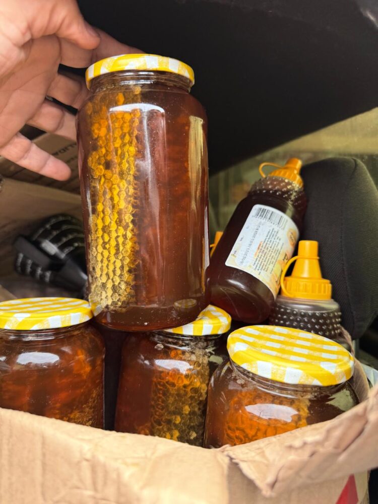 Polícia apreende 250Kg de mel sem procedência sendo transportados em caminhonete na Capital