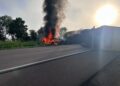 Capivara News TV: Por pouco motorista não morre carbonizado, após colisão entre carretas na BR-262
