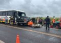 Uma pessoa morre e outras duas ficam feridas em colisão entre caminhonete e ônibus no Anel Viário da Capital