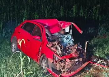 Condutor colide na traseira de carreta na MS-276 e morre, esposa e filho saem feridos