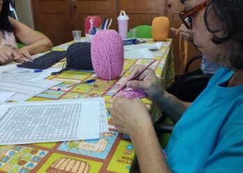 Mulheres em tratamento contra o câncer atendidas pela ABRAPEC participam de oficina de crochê