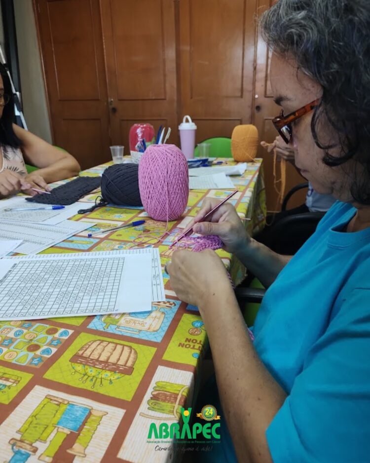 Mulheres em tratamento contra o câncer atendidas pela ABRAPEC participam de oficina de crochê