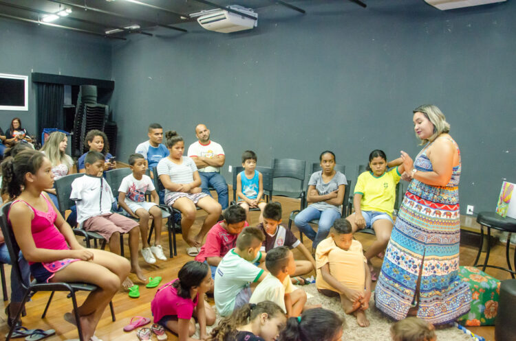 Sesc Corumbá realiza contação de histórias com Melina Melgar