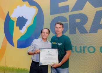 Coronel David entrega Diploma de Ilustre Visitante a Flávio Bolsonaro durante a Expogrande