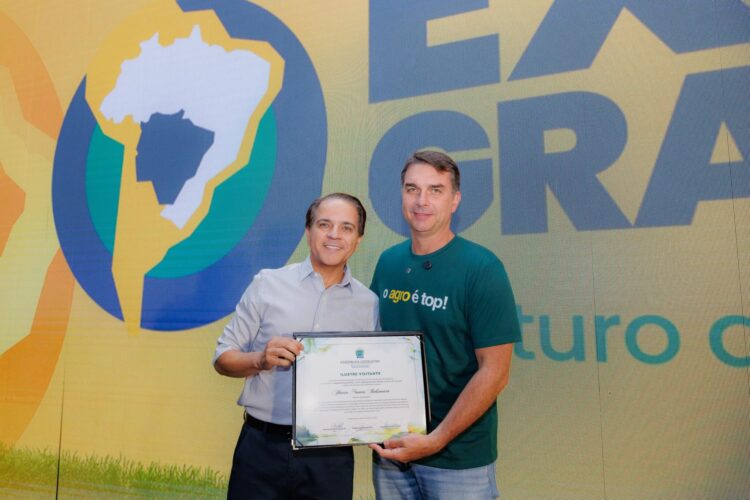 Coronel David entrega Diploma de Ilustre Visitante a Flávio Bolsonaro durante a Expogrande