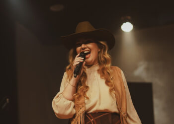 Bela Rabelo emociona público em noite intimista em Campo Grande