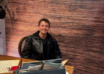 Escritor transforma hábito de plantar girassóis em livro infantil sobre escolhas e impacto no mundo