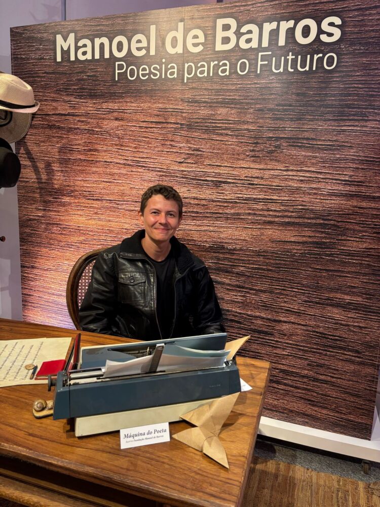 Escritor transforma hábito de plantar girassóis em livro infantil sobre escolhas e impacto no mundo