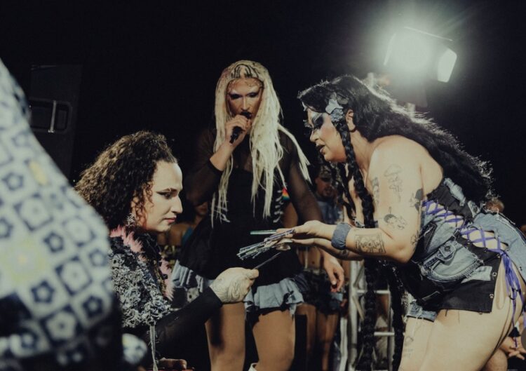 Teatro, cinema e música: Confira a agenda do Sesc Teatro Prosa de 14 a 18 de abril