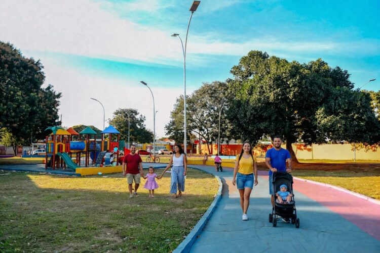 Com feriado prolongado, praças e parques viram refúgio para famílias em Campo Grande