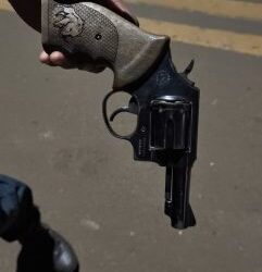 Homem é preso por esconder revólver em manta de filho recém-nascido em Paranaíba