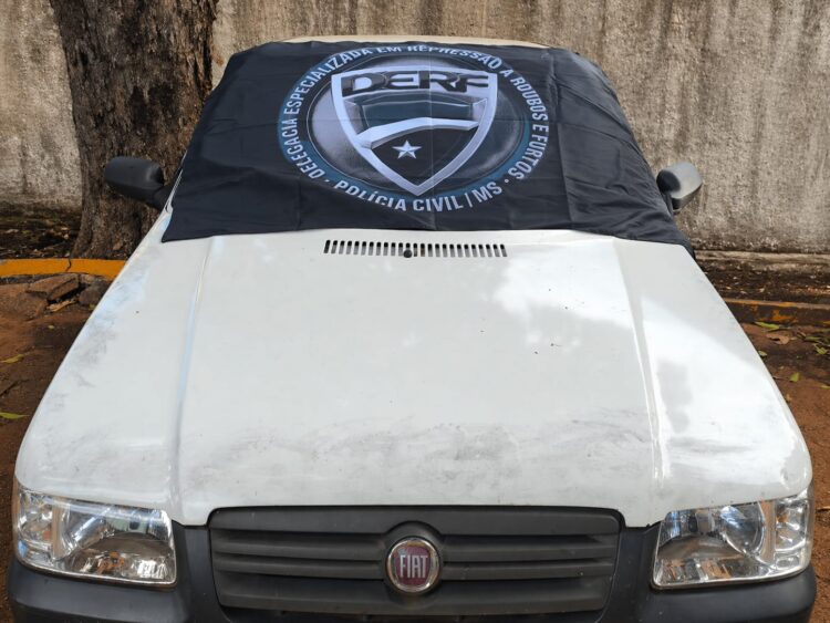 Derf recupera Fiat Uno furtado e abandonado na região do Bairro Oliveira na Capital