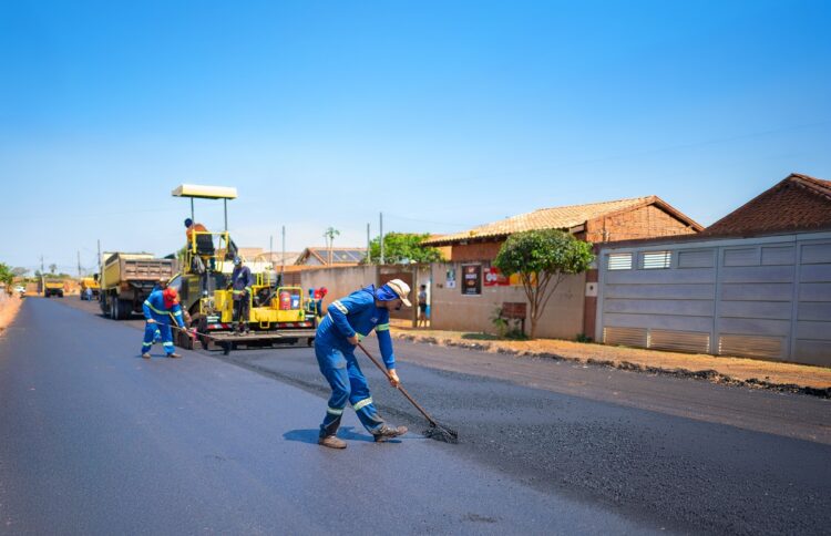 Prefeita assina com a bancada federal mais R$ 100 milhões para asfalto em CG