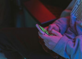 Hiperconectados, mas sozinhos: como as redes sociais estão mudando a forma como sentimos solidão