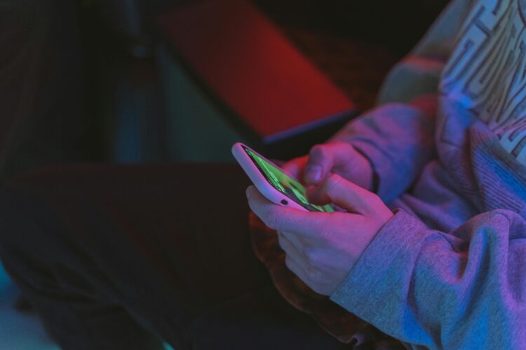 Hiperconectados, mas sozinhos: como as redes sociais estão mudando a forma como sentimos solidão