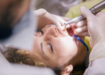 Medo e ansiedade afastam 36% das pessoas do dentista e sedação surge como alternativa para reduzir o estresse