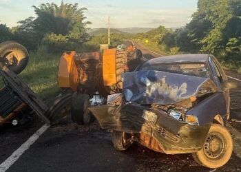 Colisão com carro parte trator ao meio e deixa 4 homens feridos na MS-080 em Rio Negro