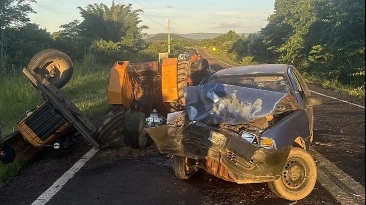 Colisão com carro parte trator ao meio e deixa 4 homens feridos na MS-080 em Rio Negro