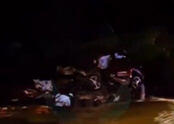 Colisão frontal entre caminhonete e carreta mata 2 pessoas na BR-163 em Jaraguari