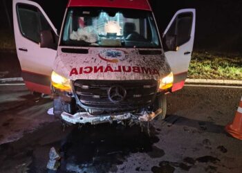Três ficam feridos, após ambulância que levava paciente gestante invadir rotatória na BR-262