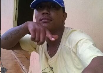 Homem é morto com mais de 30 tiros por dupla em frente à barbearia no Jardim Canguru