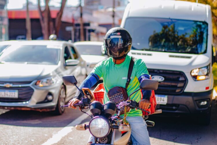 Abril Verde: Sesau realiza campanha com foco em motoentregadores