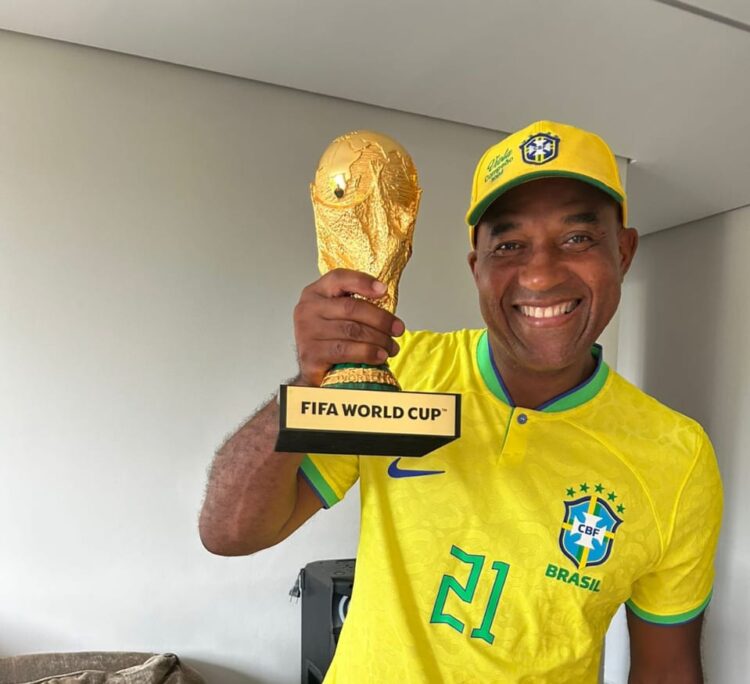 Campeão da Copa de 1994, Viola, participa de ação sobre álbum da Copa em CG