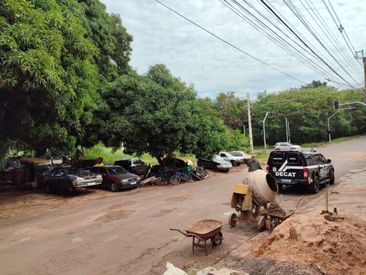 Homem é preso por pintar carros perto do Córrego Imbirussu no Recanto dos Passáros
