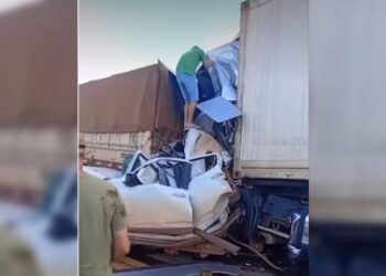 Casal morre esmagado dentro de S-10 por caminhão que não parou no Pare e Siga na BR-163
