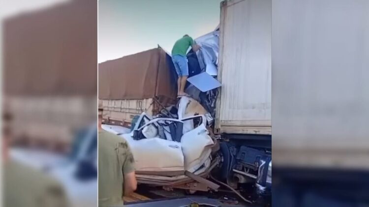 Casal morre esmagado dentro de S-10 por caminhão que não parou no Pare e Siga na BR-163