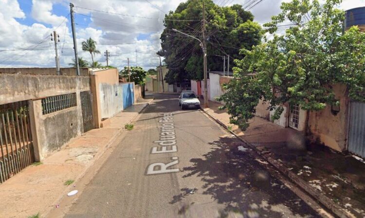 Homem é encontrado morto com facada no coração em casa no Jardim Nhanhá